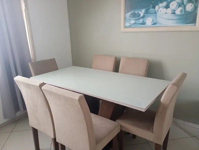 Vendo mesa de jantar com 6 cadeiras