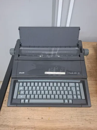 Máquina De Escrever Olivetti Praxis 201 Elétrica 