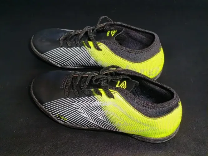 Chuteira Society UMBRO tam. 36 - EXCELENTE
