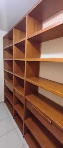 Estante Livreiro Modular em Tamburato (Grande) - 3 Gavetas e 18 Nichos