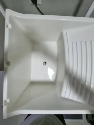 Tanque branco para lavar roupas