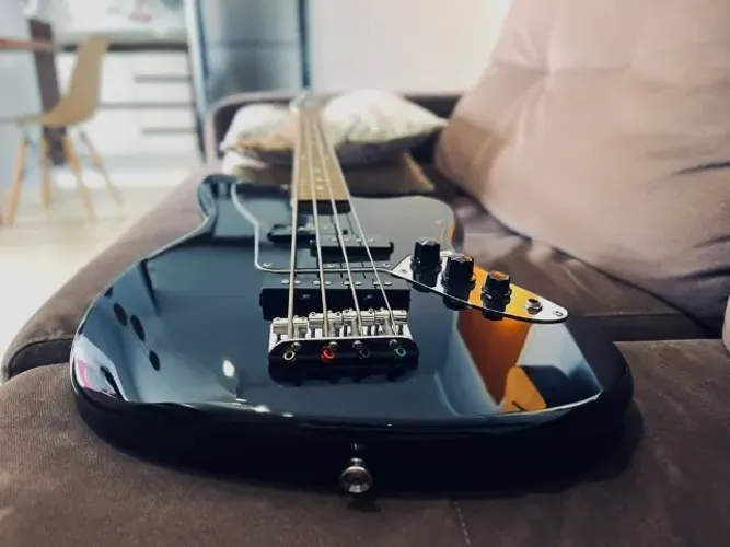 Baixo Vintage Modified Jaguar Bass Special SS by Squier/Fender