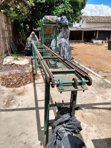 Máquina para Fabricação de Telhas de Concreto com Esteira e Moldes