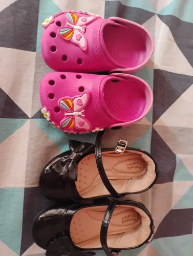 Sandália de bebe as 2 por 30 reais ou 15 cada uma