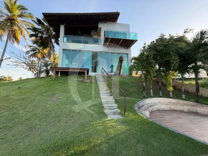 Casa de alto padrão com nove suítes, 1.000 m² e deck privativo às margens do rio no Condom