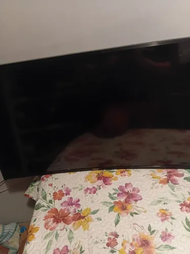 Tv com uma parte da tela quebrada. 