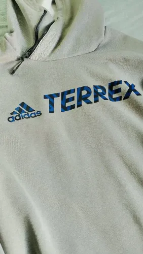 Blusa Adidas com capuz