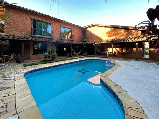 VENDE LINDA CASA RÚSTICA PRÓXIMO AO MIOLO DA GRANJA VIANA 3 DORMS 1 STE LAREIRAS PISCINA E