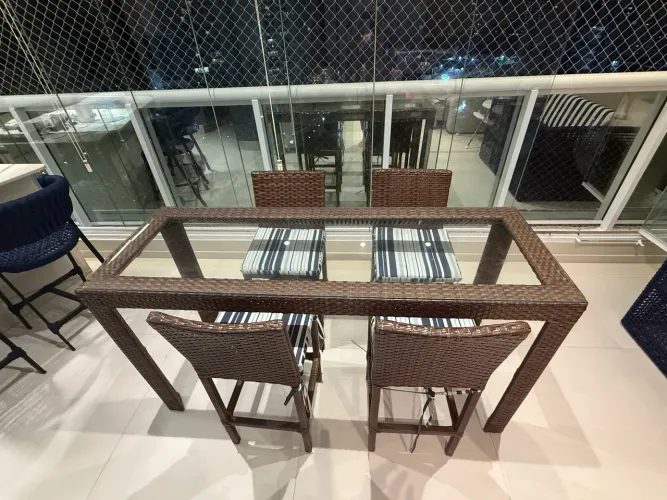 Vendo Mesa em Vime com 04 banquetas