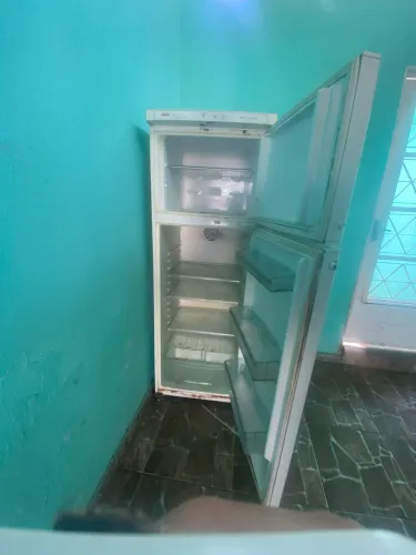 Vendo geladeira duas portas. Funcionando