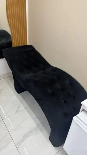 Maca de Estética Estofada em Veludo Preto - Design Moderno e Confortável
