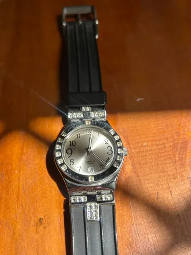 Relógio Swatch prata com brilhos 