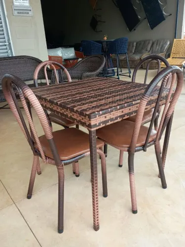 Jogo de Mesa + 04 Cadeiras almofadadas Novas - 1.370,00