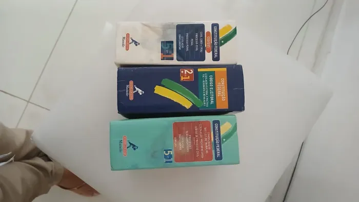Desapego 20 reais cada livros de constituição 5 em 1 nao esta atualizado