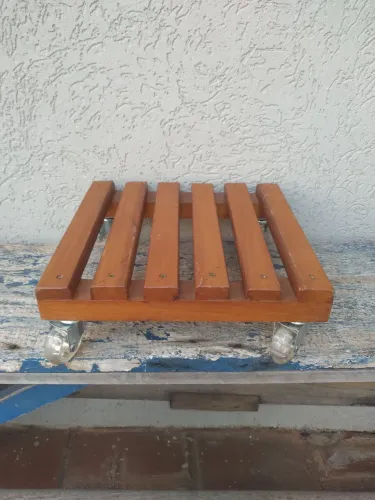 Suporte para vaso de madeira