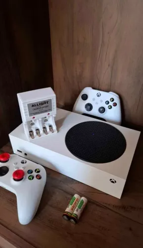 Xbox Series S +2 Controles +Pilhas Recarregáveis +Caixa +Carregador de Pilhas