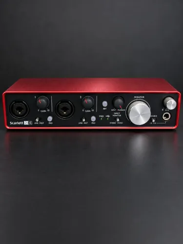 INTERFACE FOCUSRITE 2i4 - 2 gen muito conservada
