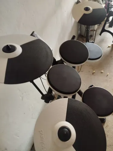 vende-se bateria eletrônica.