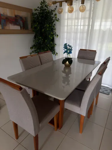 Mesa de jantar com 6 cadeiras de madeira