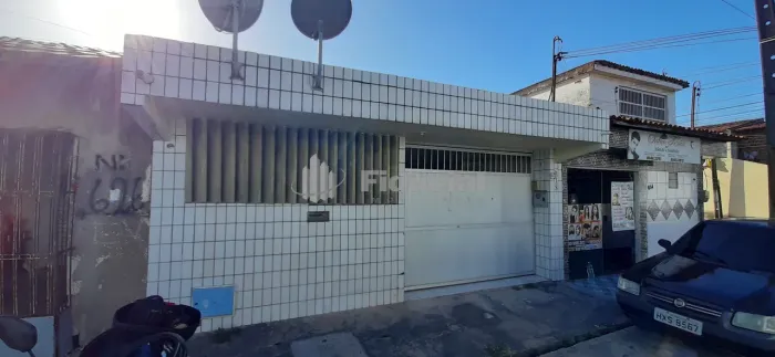 CASA PLANA, FACHADA EM CERÂMICA, PORTÃO DE ALUMÍNIO, SALA, SALA DE JANTAR, 03 QTOS (01 SUI