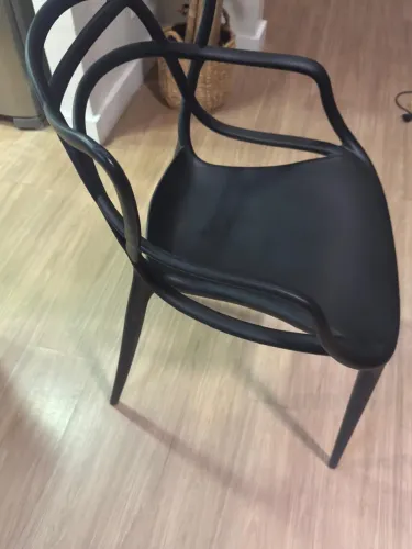 Cadeira design moderna preta em excelente estado.
