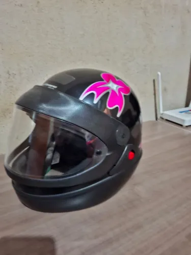 Vende-se capacete novo