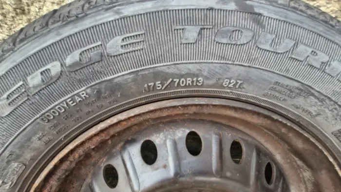 Pneu 175/70/13 com aro