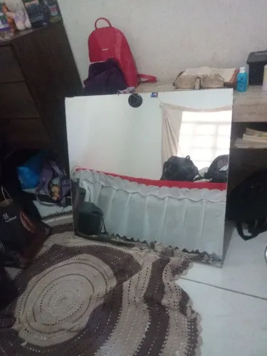 Cadeira de cabeleireiro e espelho
