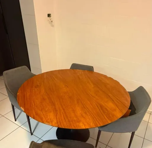 Mesa madeira maciça + 4 cadeiras estofadas