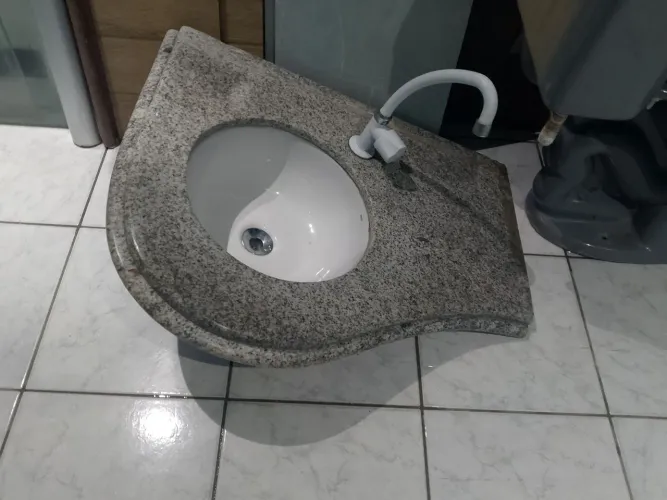 Pia de mármore com cubo e torneira 