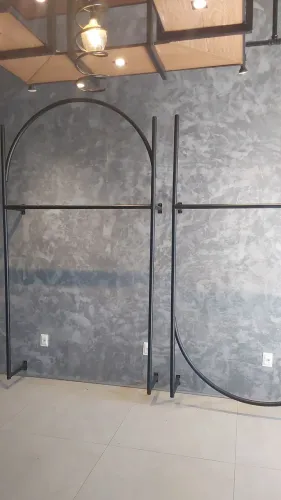 4 Araras Industriais De Parede Design Em Arco Para Loja Boutique