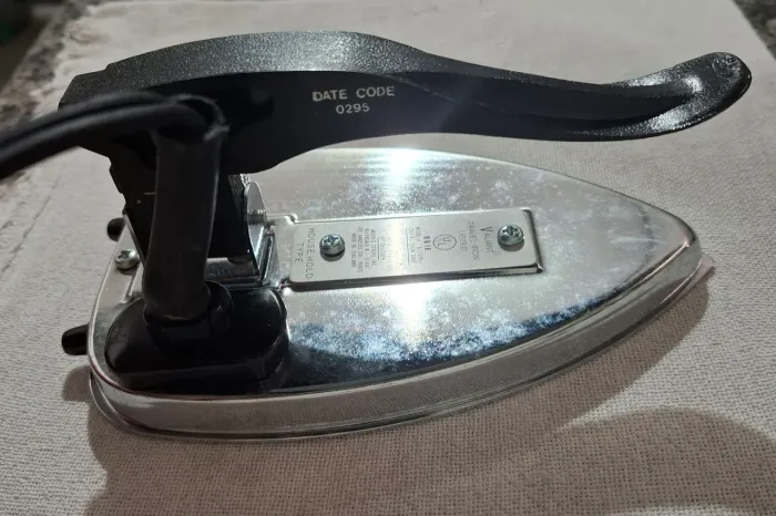Ferro de passar para viagem.
