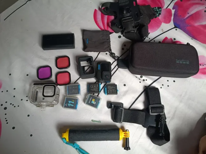 VENDO GOPRO HERO 11 BLACK COM TODOS ACESSORIOS , CARTAO DE MEMORIA , 5 BATERIAS