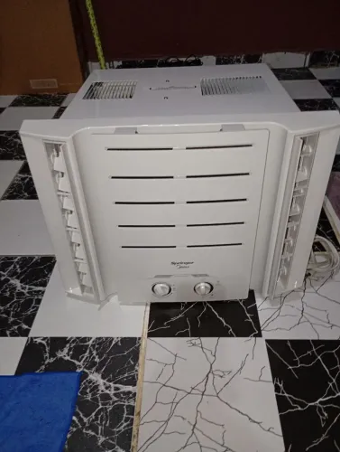 Vendo ar condicionado Springer 10000 BTUs 127v semi novo gela muito bem 