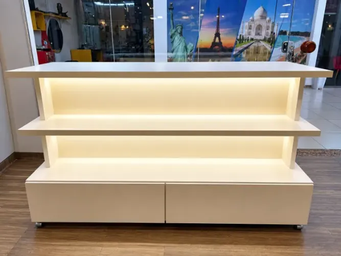 Balcão com LED e gavetas