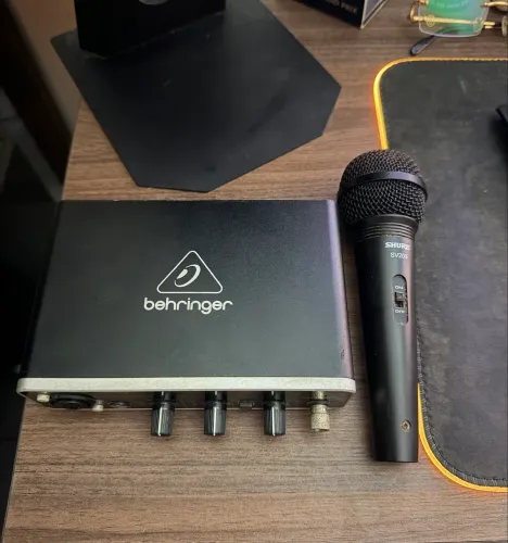 Kit Interface de Áudio - Behringer UMC22 + Shure SV200
