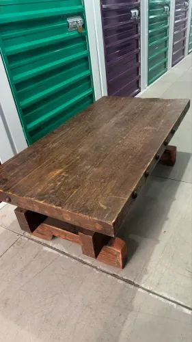 Mesa de centro em carvalho estilo medieval com tachas em metal nas laterais. 