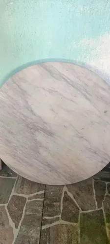 Tampa em Mármore altamente conservada e sem detalhes ou avarias.