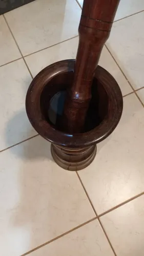 Pilão antigo e arquivo de metal