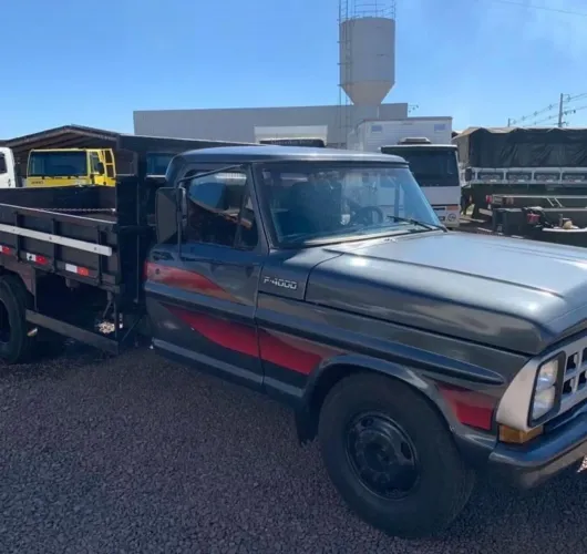 Ford F-4000 - Caminhão leve com carroceria de Madeira