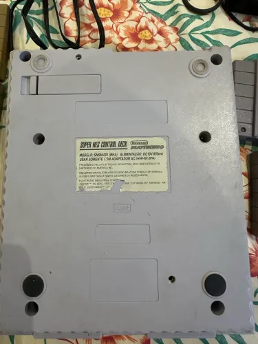 Super Nintendo e vários jogos sendo 4 jogos originais e um everdrive 8 jogos paralelo