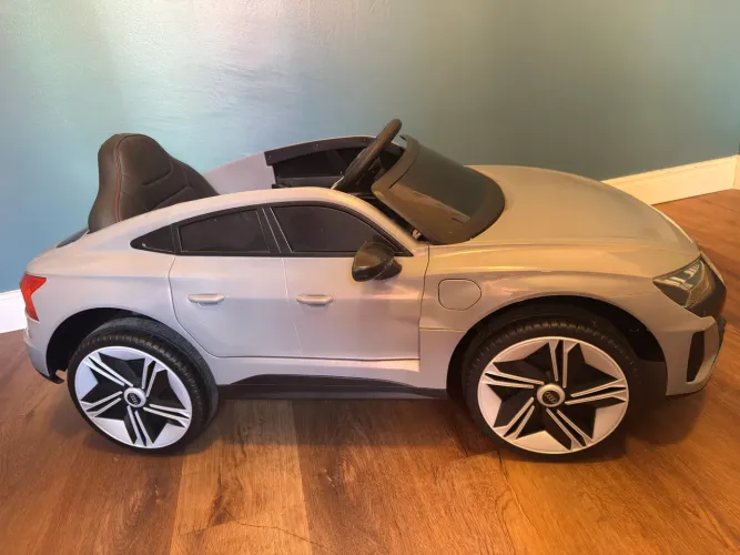 CARRINHO ELETRICO INFANTIL AUDI E-TRON 12V BANCO DE COURO