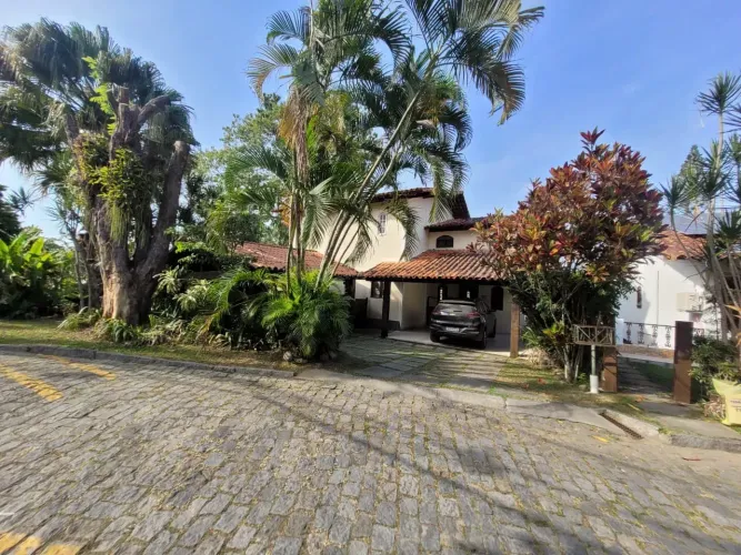 Casa de Condomínio de Alto Padrão em Piratininga 321m² | 5 Quartos