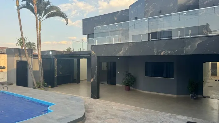 VENDE-SE OU ALUGA-SE EXCELENTE CASA DE ALTO PADRÃO - RUA 3C (300m da Estrutural)