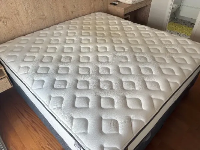 Cama box + Colchão Simmons king size (com espaço para armazenamento, com pillow top)