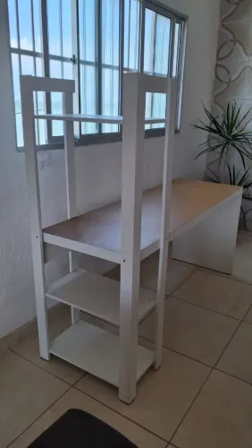 Mesa com estante aclopada 