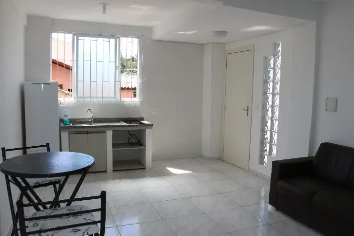 Excelente Kitnet a 550m da UFSC / com Mezanino / Só Mulheres