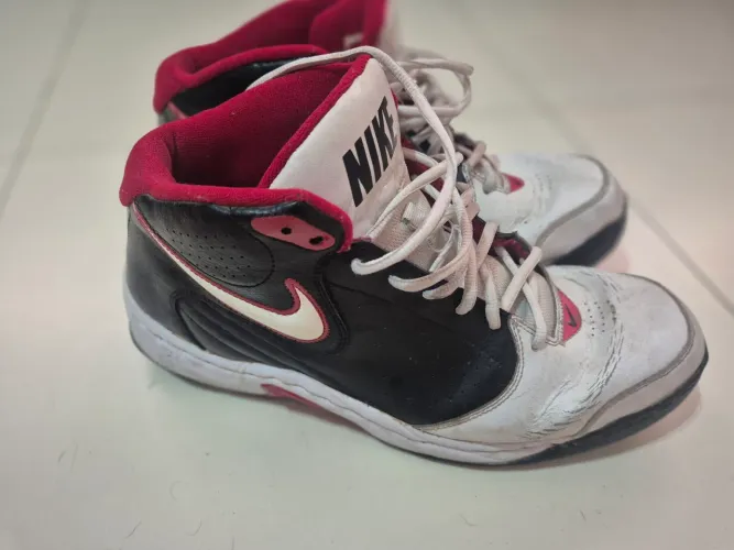 Tênis NIKE BASQUETE 100% ORIGINAL N.43