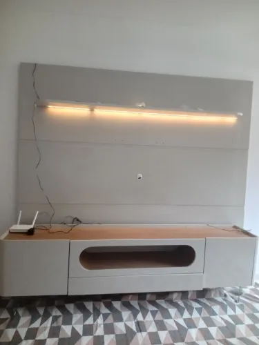 Painel com Rack Gelius com LED | Off-White e Naturale | Moderno e Sofisticado