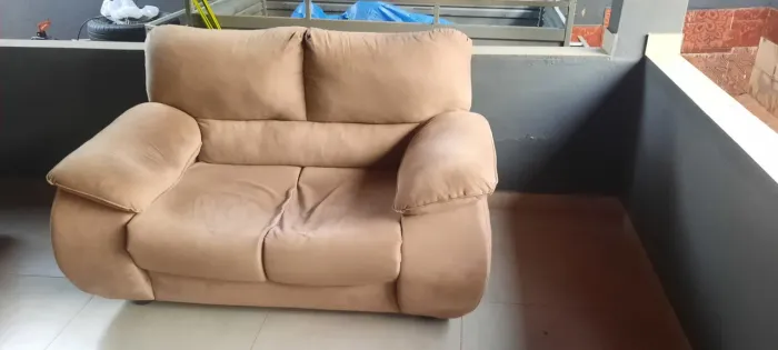 Vendo sofá de 2 e 3 lugares com tecido original ainda.
